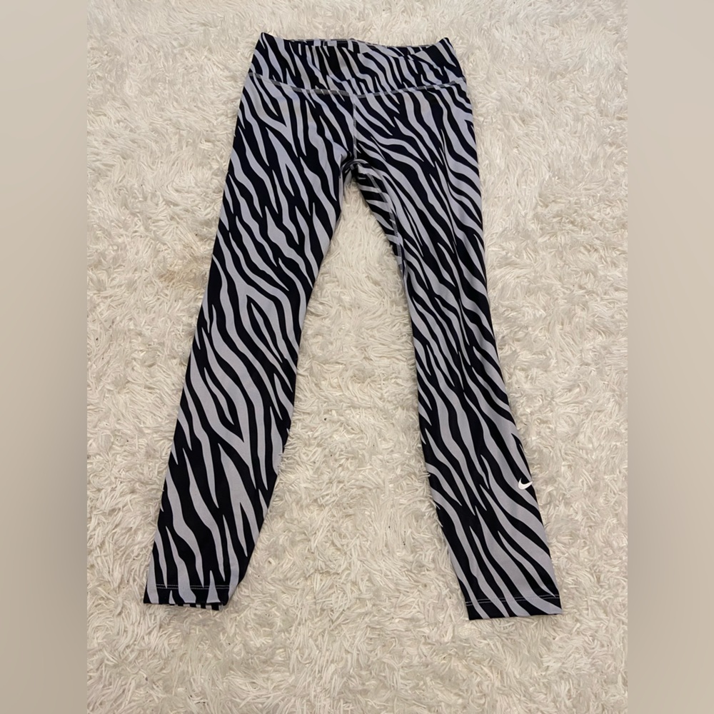 Women’s Nike DRI-FIT leggings size medium EUC!